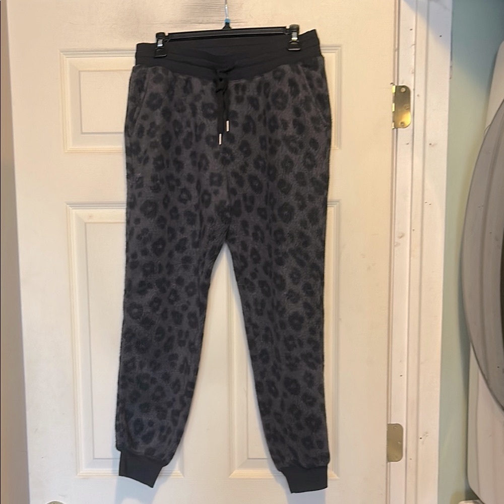Old Navy Black and Gray Fleece Animal Print Joggers Size Small